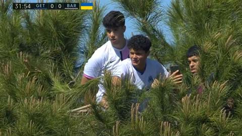 CĐV ngồi trên ngọn cây xem trận Getafe vs Barca siêu dị