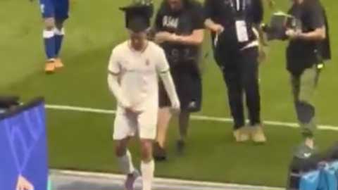 Cận cảnh Ronaldo bóp 'của quý' đáp trả CĐV Al Hilal khi anh bị chọc tức
