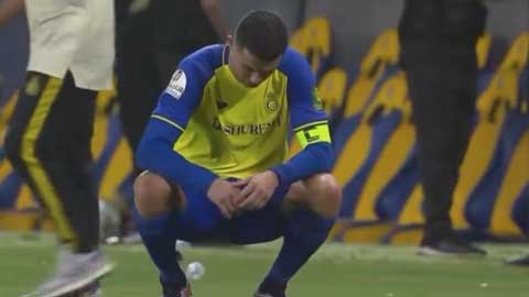 Ronaldo ngồi cúi mặt xuống sân buồn không nói nên lời khi Al Nassr bị loại ở King Cup