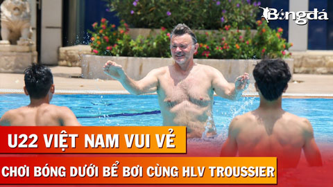 HLV Troussier thoải mái xuống bể bơi chơi bóng cùng U22 Việt Nam