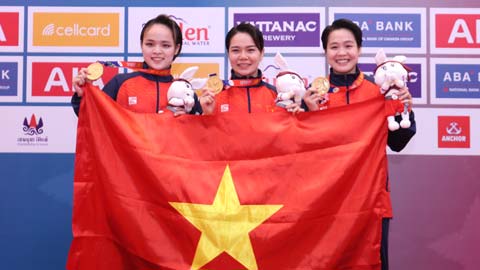 Các võ sỹ Karate vui sướng khi giành 2 HCV cho đoàn thể thao Việt Nam