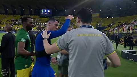 Cận cảnh Ronaldo hành động xấu xí đẩy nhân viên đối thủ khi Al Nassr bị cầm hòa