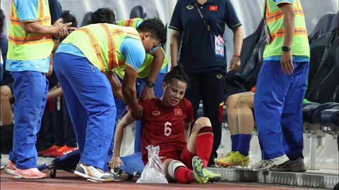 Cầu thủ nữ Việt Nam đau đớn rời sân trên cáng vì xả thân chiến đấu ở trận gặp Myanmar