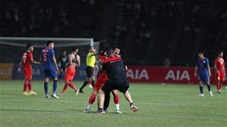 Hài hước: HLV U22 Indonesia lao vào sân ăn mừng sớm và rồi U22 Thái Lan ghi bàn gỡ hòa