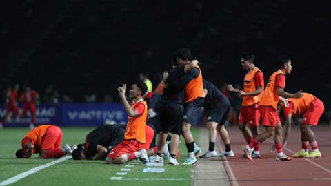 U22 Indonesia bật khóc, quỳ sụp xuống sân ăn mừng HCV kịch tính nhất lịch sử SEA Games