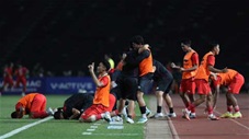 U22 Indonesia khóc nức nở, quỳ sụp xuống sân ăn mừng HCV kịch tính nhất lịch sử SEA Games