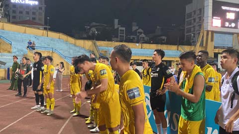 CĐV Nghệ An bức xúc đốt pháo, Quế Ngọc Hải dẫn đồng đội cúi đầu xin lỗi fan sau trận thua Viettel