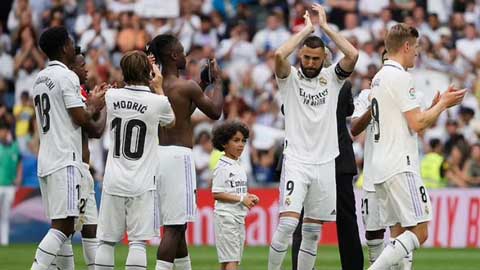 Benzema được đồng đội công kênh, nghẹn ngào chia tay Real Madrid