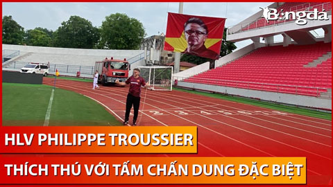 HLV Troussier thích thú selfie với bức chân dung đặc biệt của chính mình tại Lạch Tray