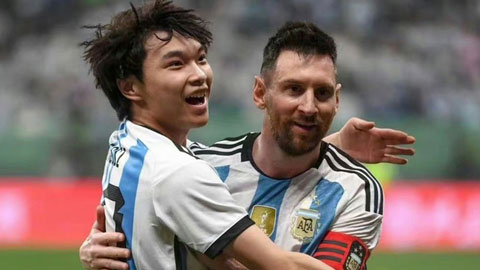 Fan cuồng nổi tiếng khắp Trung Quốc vì lao vào sân ôm Messi trận gặp Australia