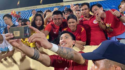 Việt Nam 1-0 Syria: Văn Hậu được CĐV 'lôi kéo' về Nam Định, Quế Ngọc Hải vượt rào ký tặng fan