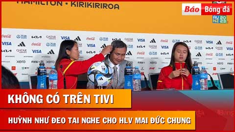 Huỳnh Như đeo tai nghe phiên dịch cho HLV Mai Đức Chung, nhưng bất lực với tai và mic của mình