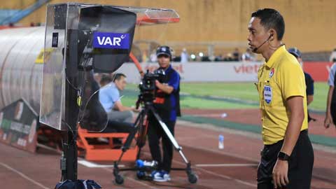 Cận cảnh Viettel được hưởng penalty và ghi bàn nhờ VAR trước HL Hà Tĩnh