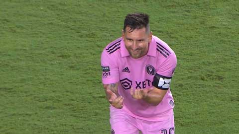Messi 'bắn tơ' kiểu Người nhện ăn mừng bàn thắng vào lưới Charlotte