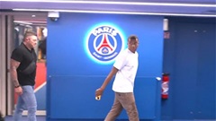 Mbappe vào phòng thay đồ PSG dù không được thi đấu