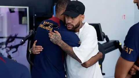 Neymar tình cảm ôm Mbappe, tạm biệt các đồng đội PSG trước khi sang Al-Hihal