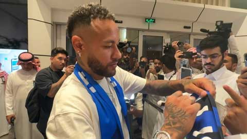 Neymar vui vẻ chào fan, ký tặng phóng viên khi đến Riyadh ra mắt Al-Hilal