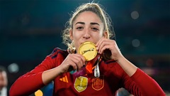 Người hùng Tây Ban Nha nhận tin sét đánh ngay khi vừa vô địch World Cup