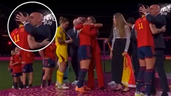 Nhà vô địch World Cup bất ngờ bị chủ tịch 'khoá môi' khi nhận huy chương