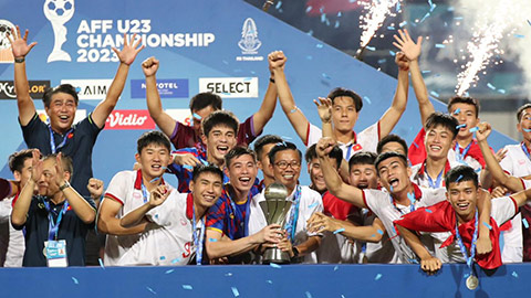 U23 Việt Nam nâng cúp vô địch lúc nửa đêm, được thưởng 1,8 tỷ đồng
