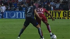 Cầu thủ nhận thẻ đỏ vì làm trò đồi bại với đối thủ ngay trên sân