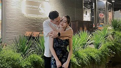 Trung vệ Việt kiều Schmidt hôn bạn gái hơn tuổi giữa chốn đông người