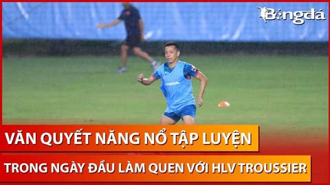 Văn Quyết di chuyển chậm rãi quan sát cử chỉ HLV Troussier trong ngày đầu làm việc cùng thầy mới