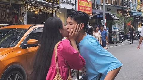 Hot boy ĐT Việt Nam được bạn gái xinh đẹp khóa môi ngay giữa đường