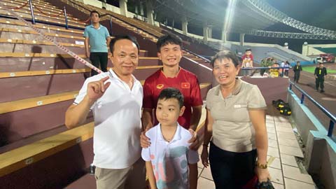 Sao trẻ U23 Việt Nam phi lên khán đài ăn mừng chiến thắng với gia đình