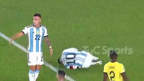 Messi 'nhảy múa' trước 4 cầu thủ Ecuador nhưng lại bị đồng đội cho nằm sân