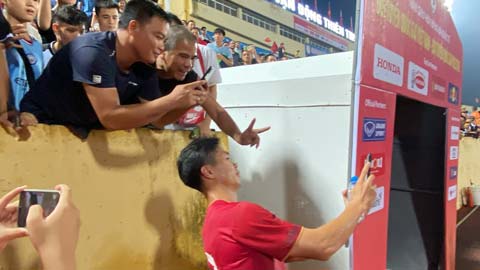Công Phượng và đồng đội ăn mừng cùng CĐV, tuyển thủ Việt Nam được fan tặng mỳ tôm