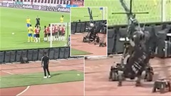 Ronaldo khiến cameraman loạng choạng sau cú đá phạt