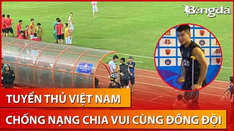 Hậu vệ ĐT Việt Nam chống nạng đi chúc mừng Xuân Trường và đồng đội sau chiến thắng