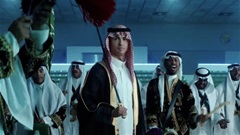 Ronaldo đeo gươm,  mặc áo truyền thống Saudi Arabia