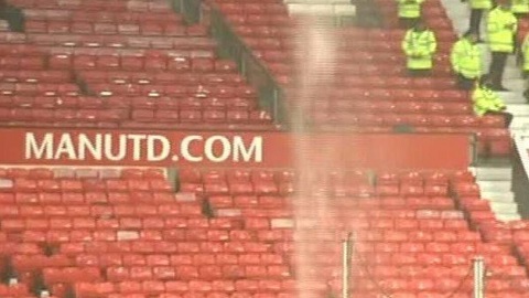 Thảm họa Old Trafford, CĐV MU 'ướt như chuột lột' vì mái dột