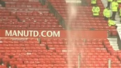 Thảm họa Old Trafford, CĐV MU 'ướt như chuột lột' vì mái dột
