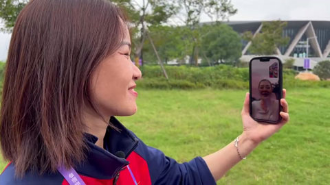 Nhà vô địch ASIAD 2006 Lưu Thị Thanh chia vui với HLV Nguyễn Thị Vui khi cầu mây giành HCV