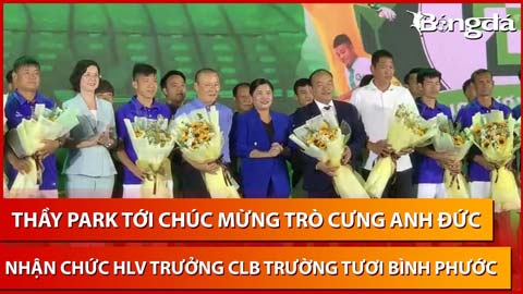 Thầy Park cầm hoa tới chúc mừng cựu tiền đạo Anh Đức trong ngày ra mắt Bình Phước