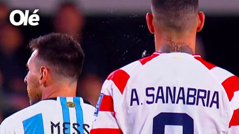 Cận cảnh Messi bị cầu thủ Paraguay nhổ nước bọt vào người