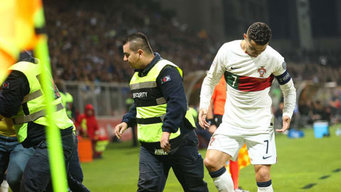 Xem fan cuồng lao xuống sân tấn công Ronaldo ở trận gặp Bosnia