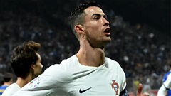 Ronaldo bị fan cuồng tấn công ngay trên sân