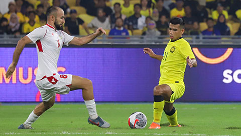 Thua trắng Tajikistan, Malaysia đứng nhìn đối thủ nâng cúp Merdeka Cup