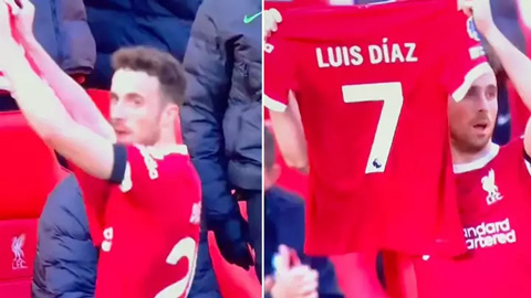 Vì sao Jota lại giơ áo đấu của Luis Diaz ở trận Liverpool vs Nottingham?