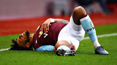 Cận cảnh chấn thương kinh hoàng của hậu vệ Aston Villa