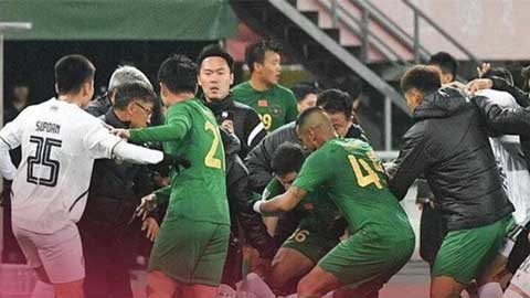 Cận cảnh cầu thủ Thái Lan và Trung Quốc tẩn nhau túi bụi tại Cúp C1 châu Á