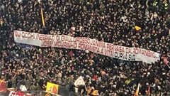 Fan Roma căng biểu ngữ nhắm tới HLV Mourinho trong trận hòa của Roma