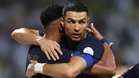 Đánh đầu ghi bàn đẹp mắt, Ronaldo đạt cột mốc mới