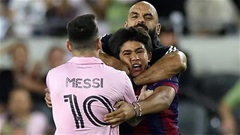 Vệ sĩ của Lionel Messi bỗng dưng nhận nhiệm vụ kép