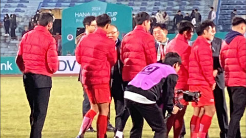 Thầy Park véo má Thanh Bình, tâm sự với Bùi Tiến Dũng sau trận CK giải giao hữu Hana Cup
