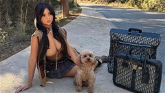 Demi Rose: Fan bóng đá khoe vòng 1 mướt mắt cùng eo con kiến